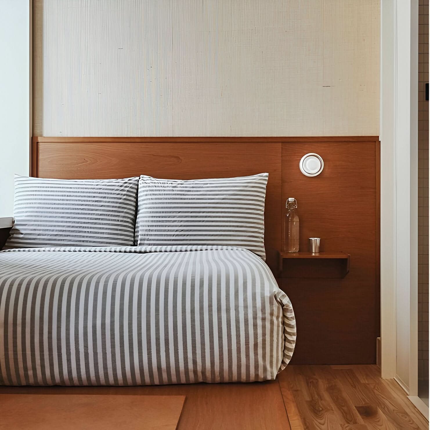 Luminara | Sleek Modern Aluminum Wall Sconce Lighting for Elegant Spaces 3